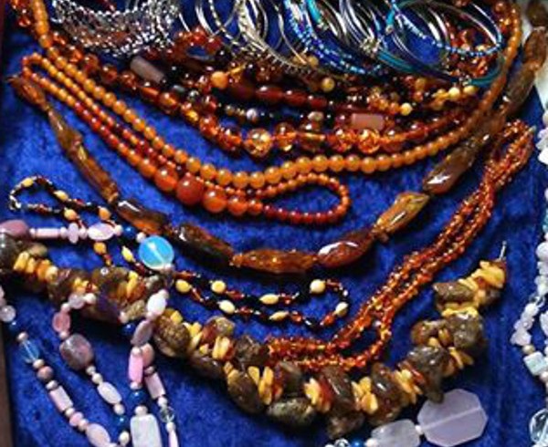 Unsere Antik-Markt-Crew bittet um Bernstein-Spenden